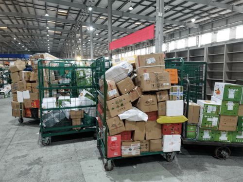 年貨開啟“春運”模式 臘味、水果、特產已在路上 | 道路貨物運輸忙不停